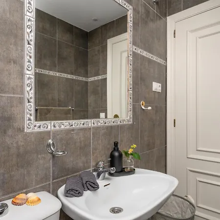 Two Bedroom, Two Bathroom, Balcony, Pool Area, View Lägenhet