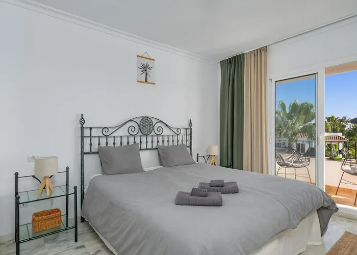 Two Bedroom, Two Bathroom, Balcony, Pool Area, View * Málaga